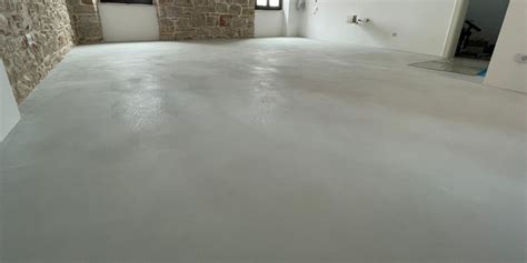 Színes beton padló garázsban