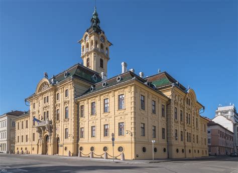Varpalota városháza épülete