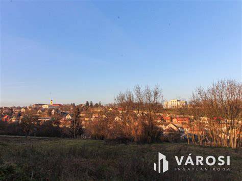 Zöld övezet panorámás építési telek Esztergomban