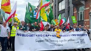 Európai gazdák tiltakozása a brüsszeli döntések ellen