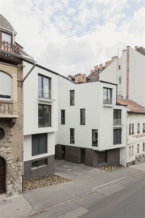Részlet a Margit utca 9. társasház homlokzatáról