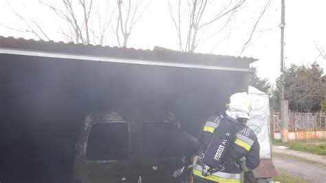 Garázsban parkoló autó