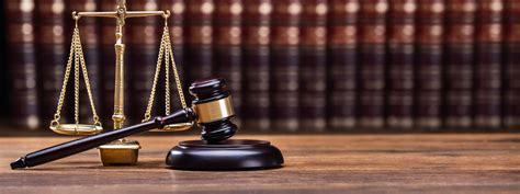 Törvényszéki kalapács és mérleg