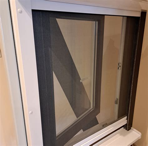 Modern ablak szúnyoghálóval és redőnnyel