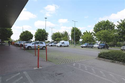 Kert öntözőrendszerrel és fedett parkolóhely