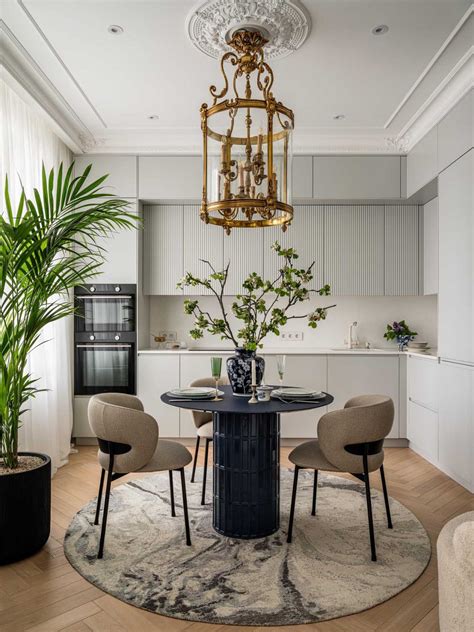 szobanövények és friss virágok elrendezése egy eklektikus nappaliban