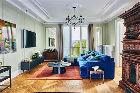 eklektikus nappali moszkvai lakásból, régi és új bútorok keveréke