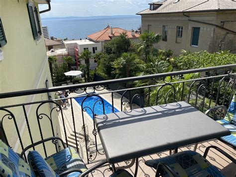 Görög oszlopokkal díszített tengerparti apartman terasszal