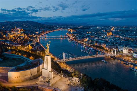 Budapest látképe a Dunával és a Parlamenttel