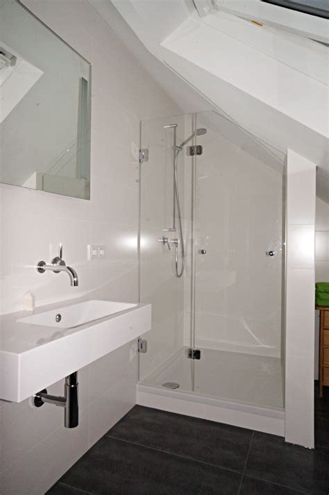 Tetőtéri zuhanyzó elrendezése ferde fallal