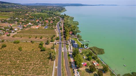 Légifelvétel Balatonalmádiról és a Balatonról