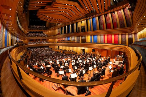 Müpa földszinti elcsarnok ferde lépcsővel