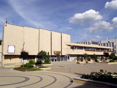 Kálmán Imre Kulturális Központ homlokzata és mellszobra