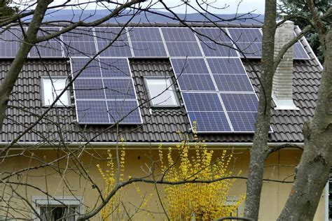 Napelem panelek egy társasház tetején