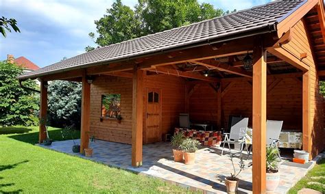 Fedett terasz kerti bútorokkal