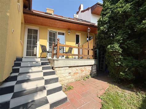 Belső udvar egy kis társasházban