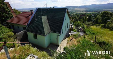 Panorámás erkély kilátással a hegyekre