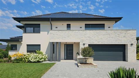 Mediterrán ház homlokzata fehér színben