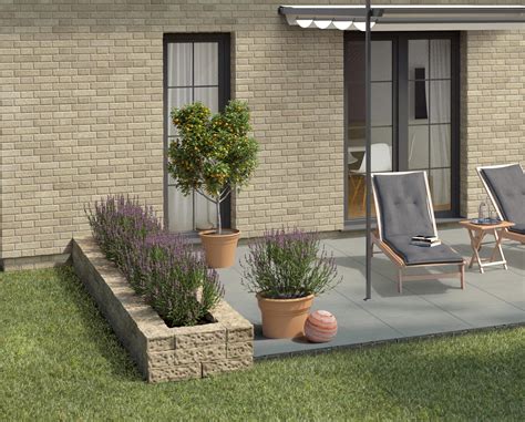 Mediterrán kert levendulával és terrakotta cserepekkel