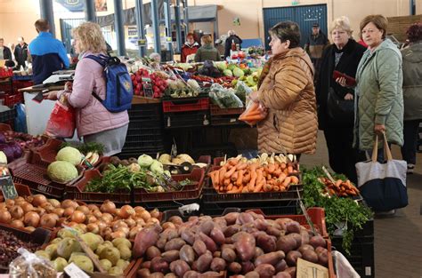 vásárlói hangulat és piac nappal