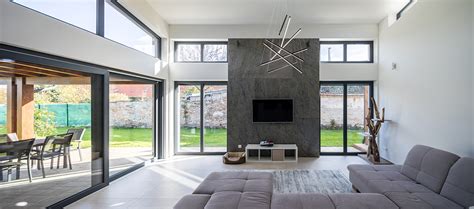 Nagy üvegfelületek egy minimalista házban