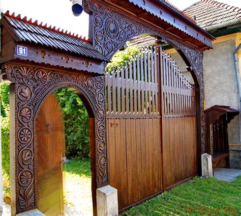 Székely kapu díszítése